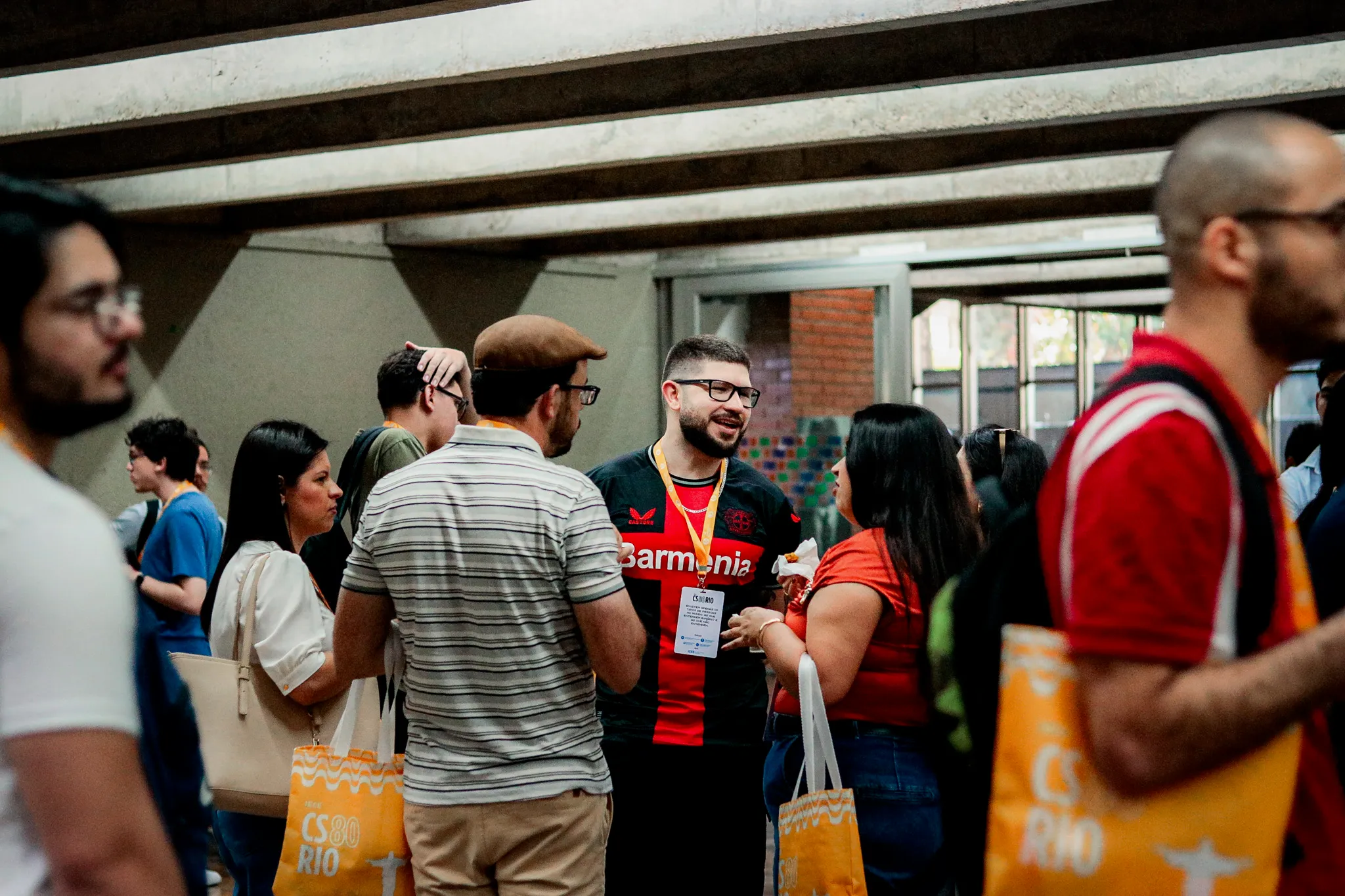 Conversas entre participantes nos intervalos do evento