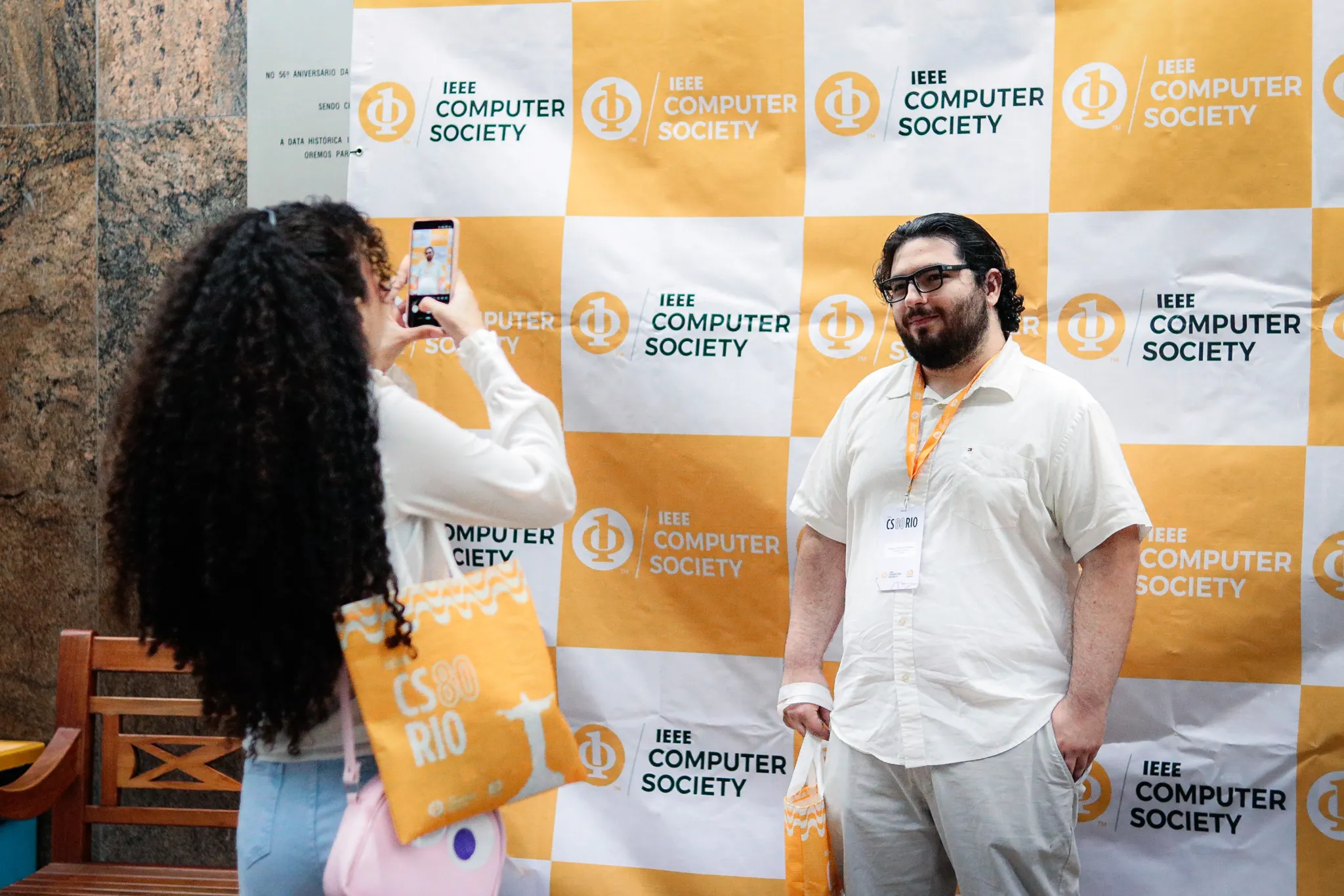 Participante diante do painel do IEEE Computer Society
