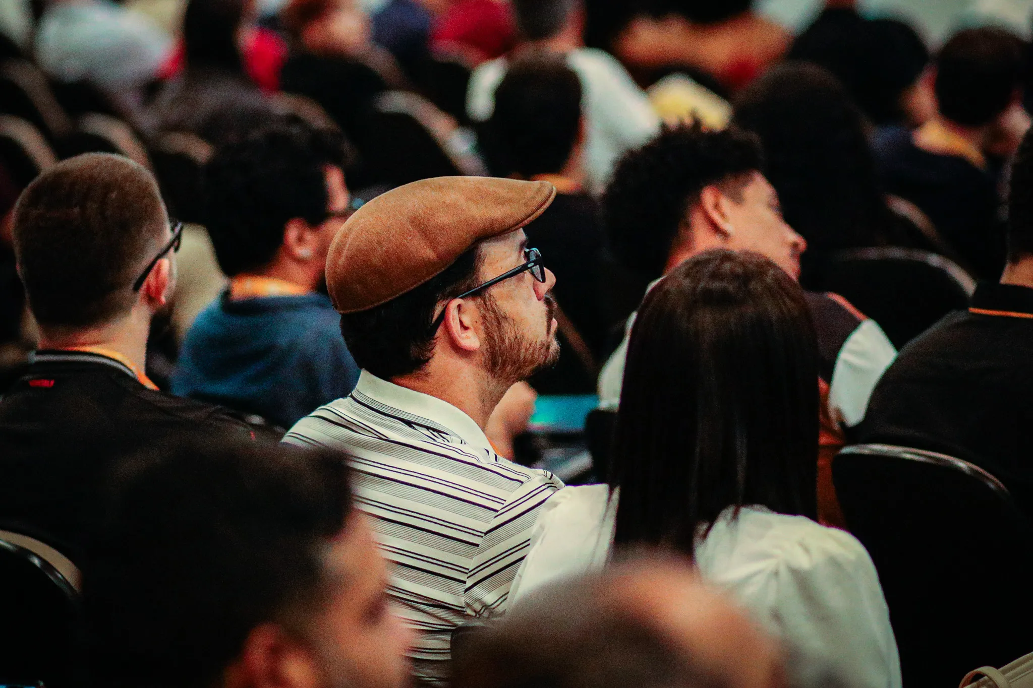 Público acompanhando a programação no auditório