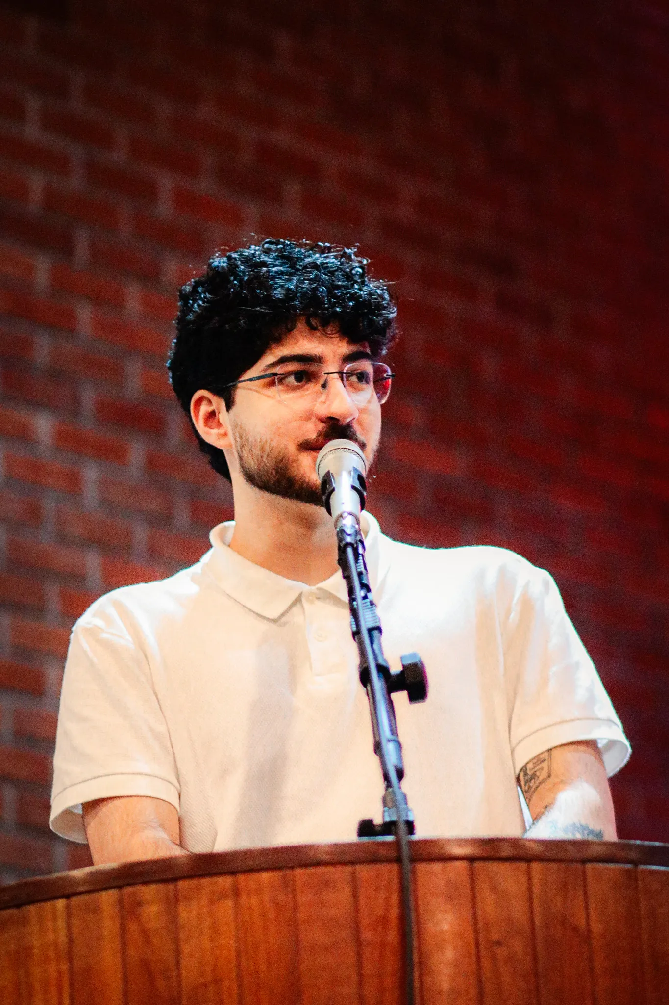 Palestrante apresentando um tema técnico