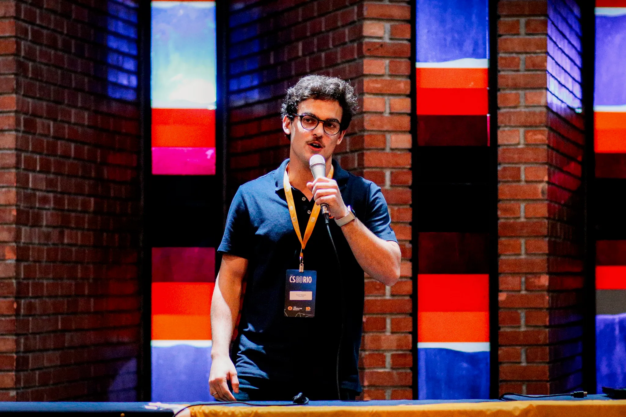 Representante da organização falando ao público no palco
